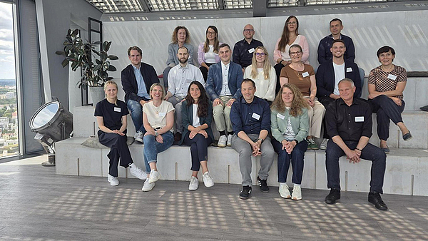 Mit Weitblick über München sowie Ein- und Ausblick in das Projekt Demokratiebildung in der Ausbildung